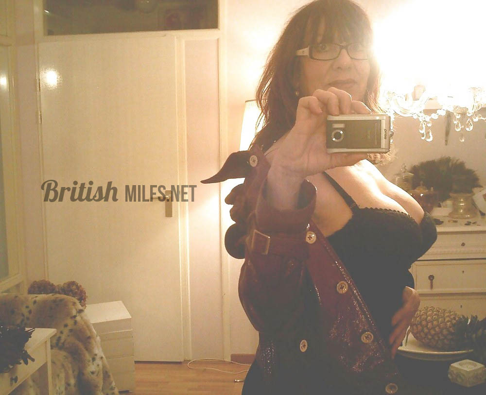 Busty british milf selfies - Lou Kensington — 38