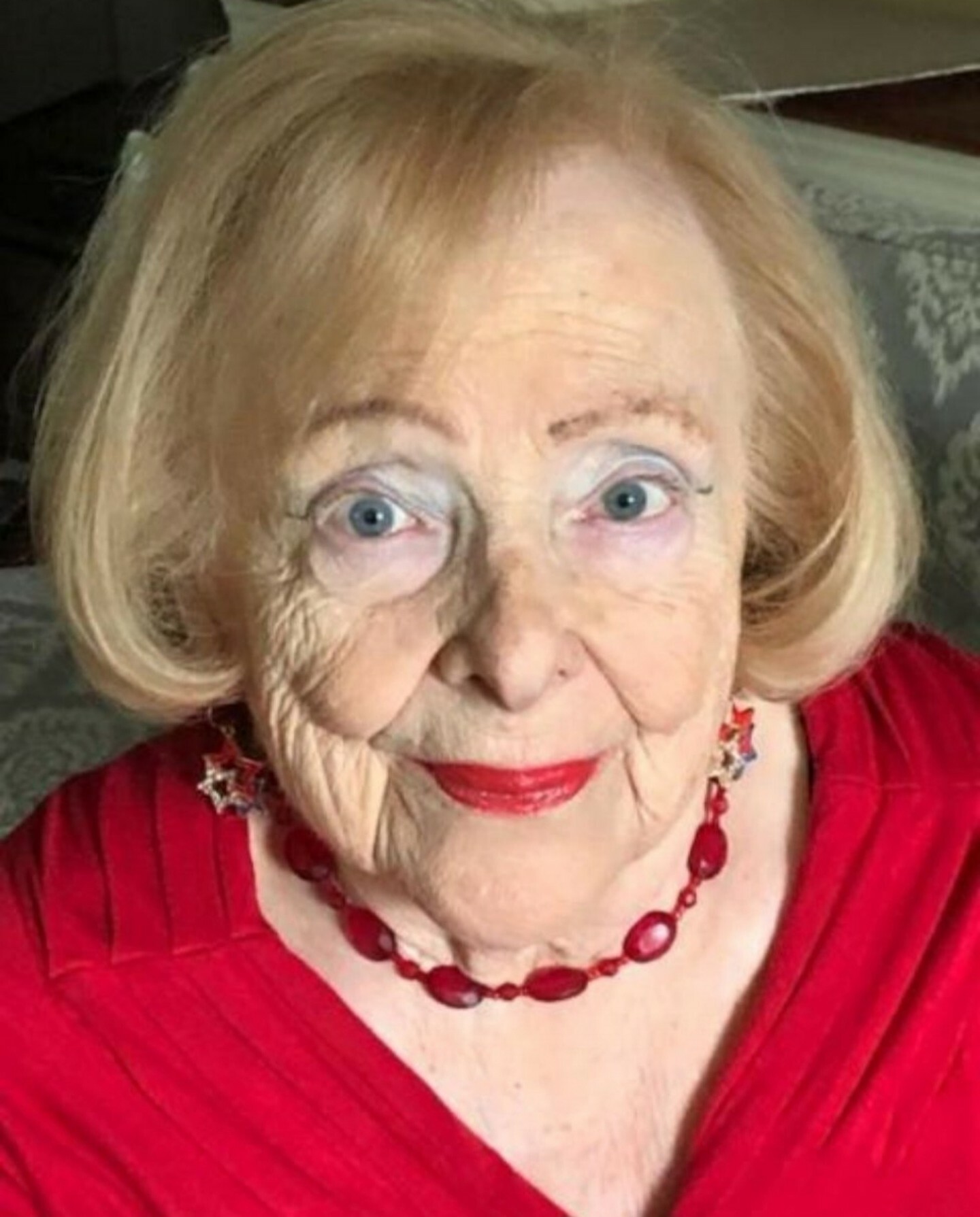 Oldslut with red lipstick — 44