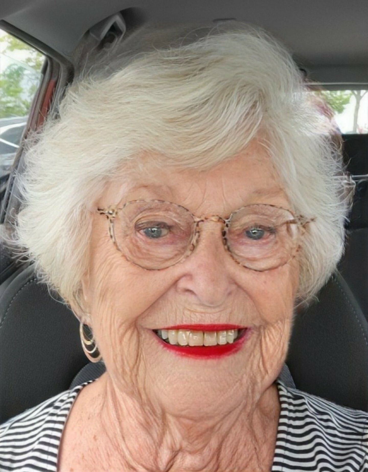 Oldslut with red lipstick — 33