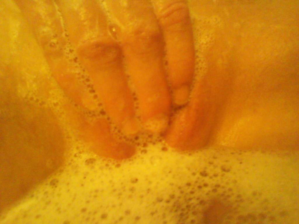 My wife relaxes and shaves her pussy in the bath — 29