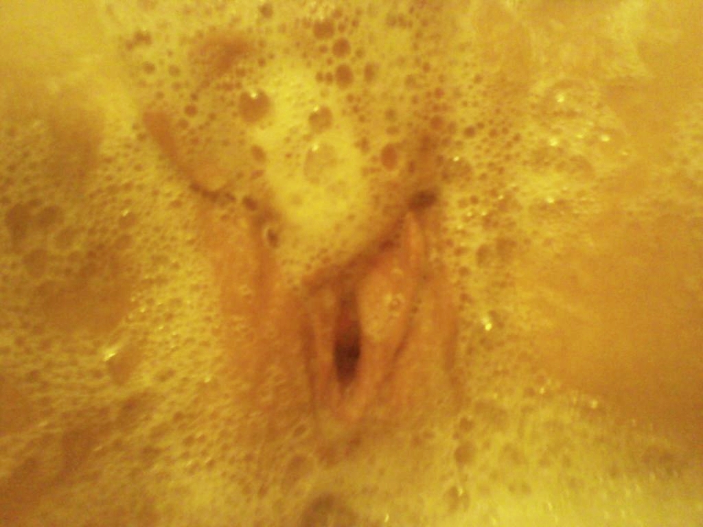 My wife relaxes and shaves her pussy in the bath — 31