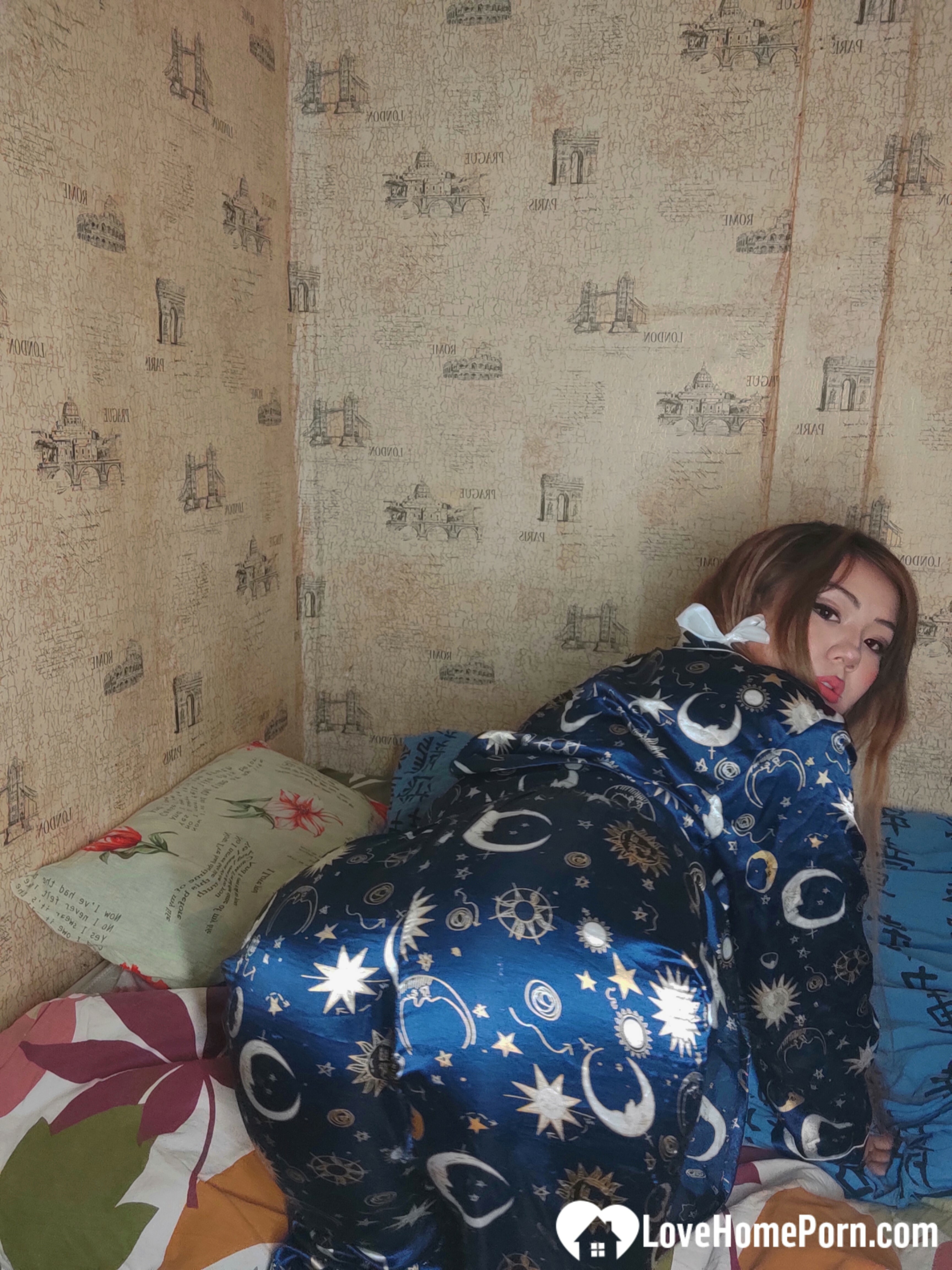 Lonely Asian pleasuring herself during COVID lockd — 14
