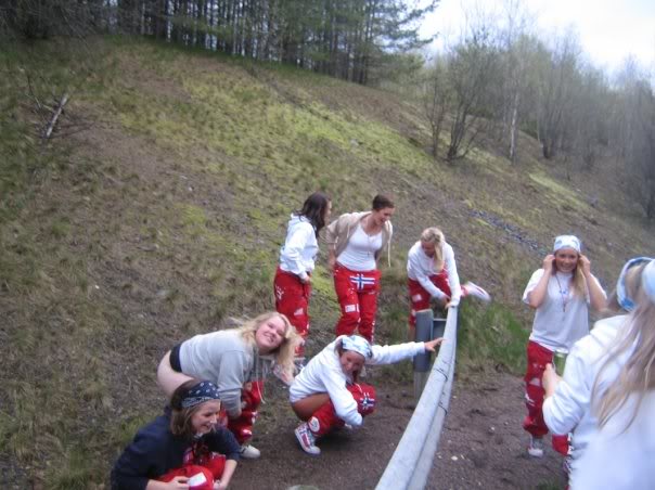 Girls Going to the Toilet Outdoors — 5